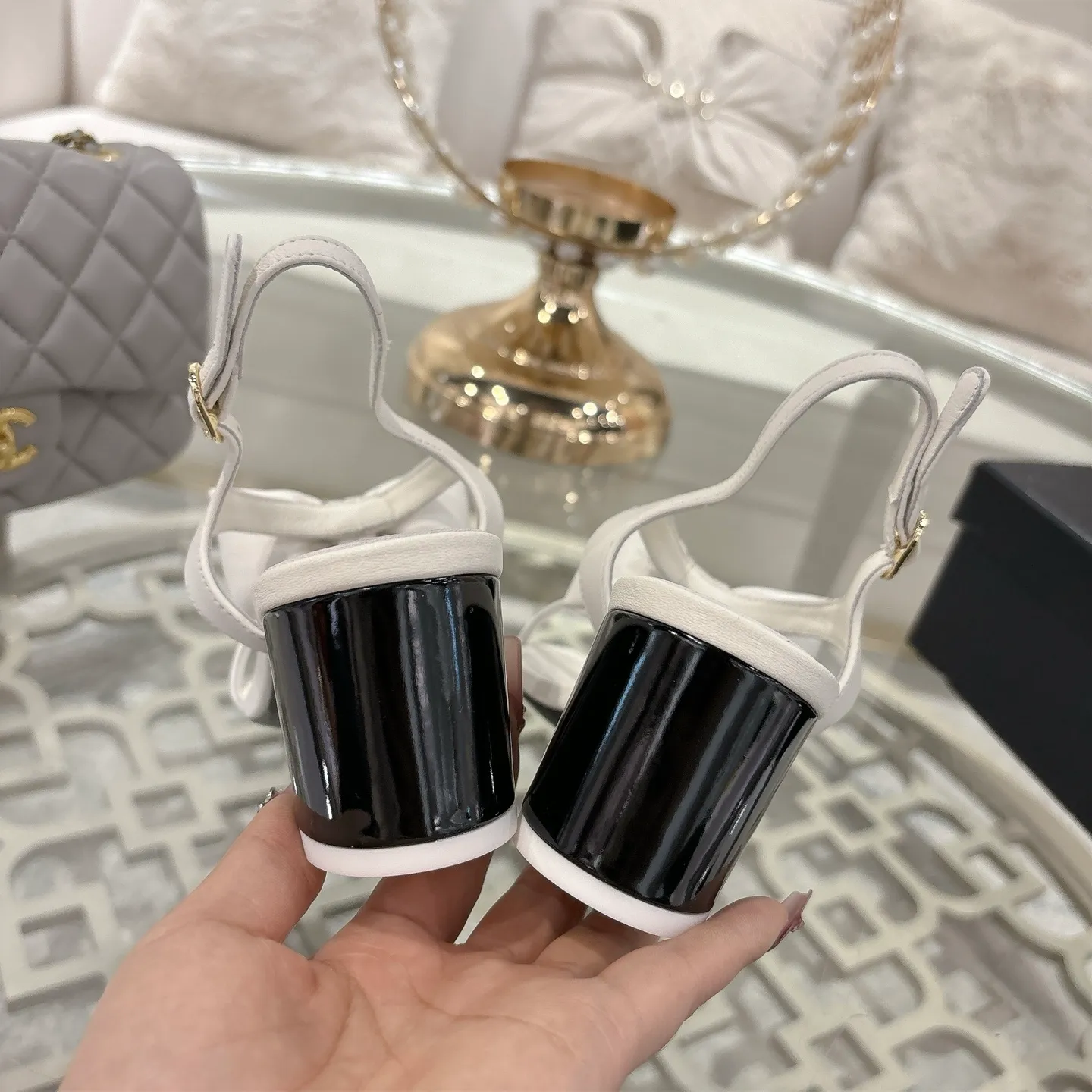 👟👟Ex-factory price 560👟👟 CHANEL 25ss spring and summer new counter top double C bow sandals. This classic design; bow with double C embellishment, playful and elegant, multiple color matching elements... Diversified mix and match is very beautiful and versatile, very light and comfortable on the feet, super delicate and elegant... ꫛꫀꪝ Go➫ Material: Upper: Original customized imported sheepskin Inner: Original custom-made sheepskin lining Outsole: Original custom-made Italian through-dyed genuine leather outsole Size: 35–40 (40 and 41 are custom-made and cannot be returned or exchanged)